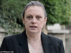 La detective che ha definito le donne transgender “c**chi in abito da donna” è stata licenziata e inserita nella stessa lista nera degli agenti assassini e stupratori