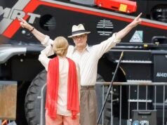 In realtà lussuria! Prime immagini di Colin Firth, Laura Linney e Julianne Moore nei panni del ‘trio’ che ha ispirato il manuale di amore bestseller The Joy of Sex