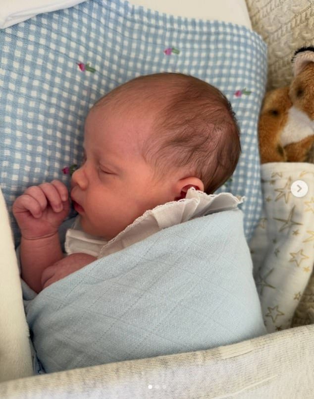 L’omaggio di Eugenie alla defunta regina: la principessa rivela che la sua nuova figlia si chiama Adelaide Elizabeth Annina Brooksbank, mentre viene mostrata per la prima volta la sua foto