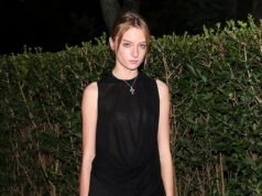 Kai Schreiber, 17 anni, figlio di Naomi Watts, si mescola a Christie Brinkley, Katie Holmes e all’élite della moda in un sfarzoso evento negli Hamptons
