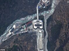 Nient’altro che rovine: una squadra di soccorso cinese scopre che una stazione di frontiera nepalese è stata spazzata via dalla faccia della Terra dall’alluvione, mentre incredibili immagini satellitari mostrano l’entità della devastazione con 2.426 persone ancora disperse