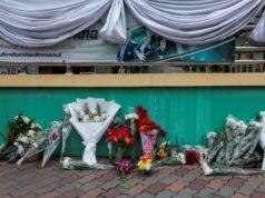 Famiglie recuperano i corpi dopo una sparatoria mortale fuori Bangkok