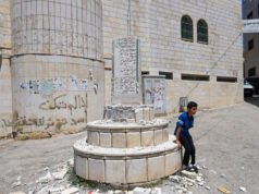 Un parlamentare israeliano distrugge un monumento palestinese in Cisgiordania
