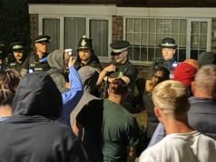 Polizia ferita mentre manifestanti si riversano nelle case per richiedenti asilo in Inghilterra