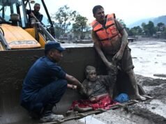 Sospese le operazioni di soccorso mentre un lago vicino al confine con il Nepal inizia a straripare