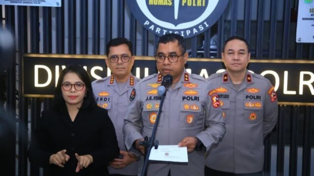6a775775ed361-kadiv-humas-polri-irjen-pol-johnny-eddizon-isir-tengah_gemini_1265_711.jpg