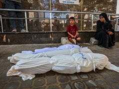 Le squadre recuperano 19 corpi dalle macerie di un edificio di Gaza distrutto