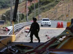 Attacco con autobomba scuote la Colombia dopo l’insediamento del presidente intransigente