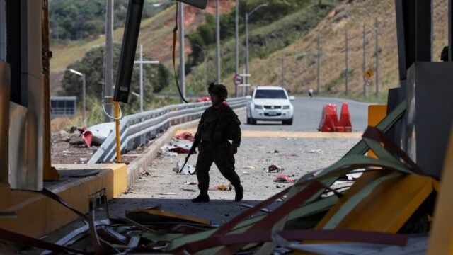 Attacco con autobomba scuote la Colombia dopo l’insediamento del presidente intransigente