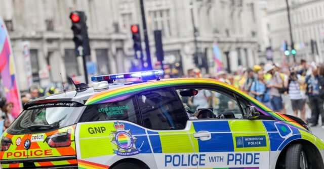 Agente di polizia licenziata e inserita in una lista nera per una battuta sui transgender Agente di polizia licenziata e inserita in una lista nera per una battuta sui transgender