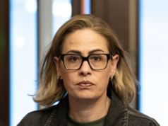 Kyrsten Sinema racconta la relazione con la guardia del corpo nel contenzioso legale con l’ex moglie: «Siamo entrati e abbiamo fatto sesso»