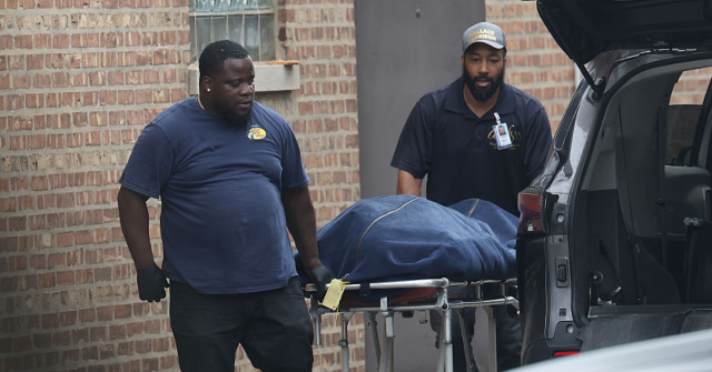 Gli investigatori trovano decine di corpi in vari stati di decomposizione presso la Chicago Funeral Home Gli investigatori trovano decine di corpi in vari stati di decomposizione presso la Chicago Funeral Home