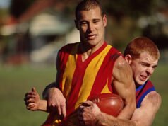 Il football australiano permette a un uomo alto 6’3″ e del peso di 200 libbre di giocare nel campionato femminile