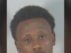GUARDA: Uomo della Florida accusato dopo essere fuggito da un controllo stradale con un poliziotto ancora dentro la sua auto