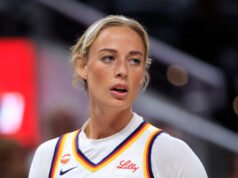 GUARDA: La sicurezza della WNBA accusata di aver costretto una madre e sua figlia a coprire le magliette con la scritta “XX-XY”