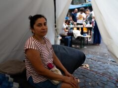 Centinaia di persone accampate in soffocante via Rome in mezzo a lotte per edifici occupati