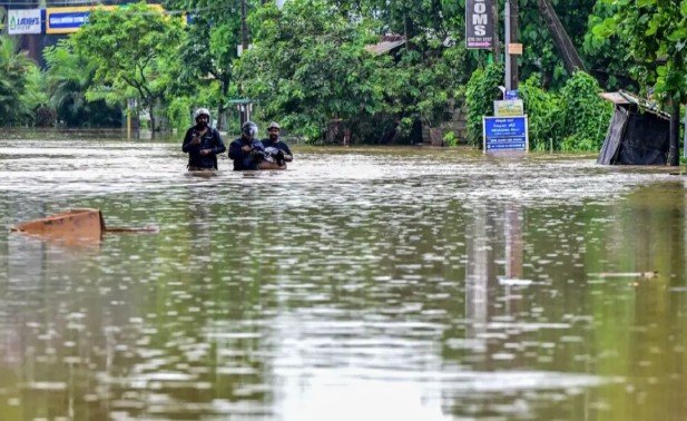 Sri Lanka cierra las escuelas debido a que las inundaciones y los deslizamientos de tierra provocados por las fuertes lluvias han dejado siete muertos