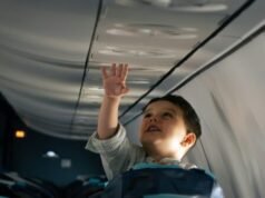 Volo cancellato perché un bambino piccolo si è rifiutato di sedersi e di allacciarsi la cintura di sicurezza