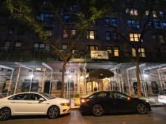 Una donna, 66 anni, avrebbe accoltellato un’altra donna in un esclusivo edificio di appartamenti dell’Upper East Side