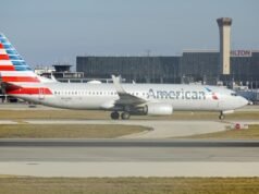 Due pneumatici di un aereo dell’American Airlines scoppiano sulla pista: un grave aggravamento di una serie di incidenti preoccupanti