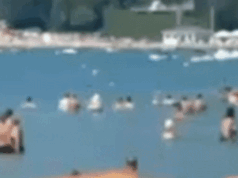 Una spiaggia russa affollata precipita nel caos dopo un presunto incidente con droni ucraini che ha ucciso 7 persone, tra cui 4 bambini