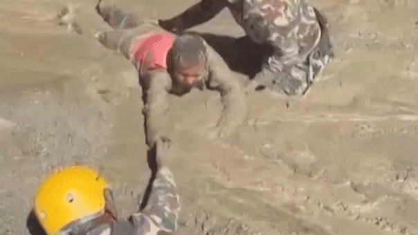 Lavoratori nepalesi intrappolati estratti da un tunnel idroelettrico dopo un’inondazione catastrofica Lavoratori nepalesi intrappolati estratti da un tunnel idroelettrico dopo un’inondazione catastrofica