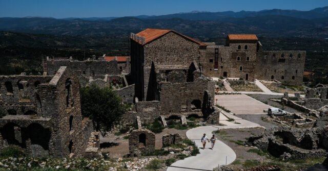01int-greece-ruins-01-ghlz-facebookJumbo.jpg