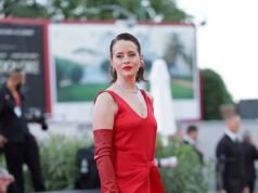 Claire Foy incarna il fascino della vecchia Hollywood con un abito rosso e guanti da opera, mentre George Clooney e la sua splendida moglie Amal fanno la loro apparizione sul tappeto rosso alla prima di *Ink*, nella serata di apertura della Mostra del Cinema di Venezia