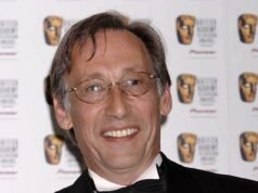 Chris Langham muore a 77 anni: il comico della BBC caduto in disgrazia e protagonista di *The Thick of It*, incarcerato per possesso di immagini pedopornografiche, è deceduto a causa di un tumore al pancreas