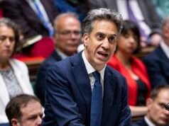 Ed Miliband accusato di mettere in pericolo gli ebrei nel Regno Unito: il rabbino capo e il leader dei conservatori reagiscono con veemenza alle sanzioni del Partito Laburista sugli insediamenti israeliani