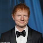Ed Sheeran si commuove sul palco dello spettacolo di Filadelfia mentre viene spinto in un’imbarazzante inversione di marcia tra le polemiche israeliane