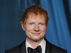 Ed Sheeran si commuove sul palco dello spettacolo di Filadelfia mentre viene spinto in un’imbarazzante inversione di marcia tra le polemiche israeliane