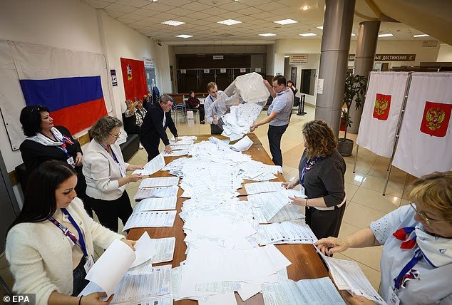 Si prevede una vittoria schiacciante del partito sostenuto da Putin, Russia Unita, con circa il 50% dei voti alle elezioni parlamentari del paese, dicono gli exit poll Si prevede una vittoria schiacciante del partito sostenuto da Putin, Russia Unita, con circa il 50% dei voti alle elezioni parlamentari del paese, dicono gli exit poll