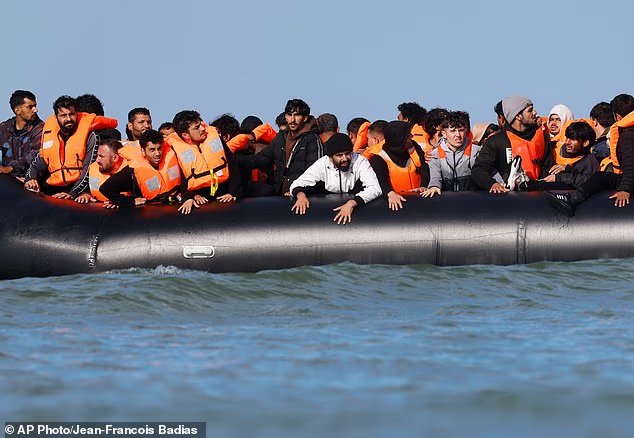 Esercito di migranti laburisti: 83.279 arrivi di piccole imbarcazioni dalle elezioni generali superano ora la forza dell’esercito regolare britannico Esercito di migranti laburisti: 83.279 arrivi di piccole imbarcazioni dalle elezioni generali superano ora la forza dell’esercito regolare britannico