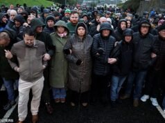 Teso stallo in Ulster mentre migliaia di manifestanti partecipano alla prima parata lealista da tre decenni