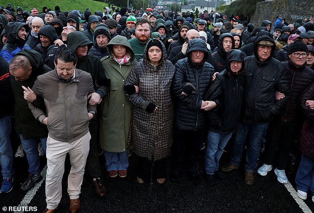 Teso stallo in Ulster mentre migliaia di manifestanti partecipano alla prima parata lealista da tre decenni Teso stallo in Ulster mentre migliaia di manifestanti partecipano alla prima parata lealista da tre decenni