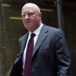 La società è scioccata quando un ex detenuto della MAGA organizza una festa di compleanno strabiliante nel famoso complesso di Kennedy