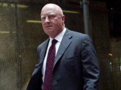 La società è scioccata quando un ex detenuto della MAGA organizza una festa di compleanno strabiliante nel famoso complesso di Kennedy