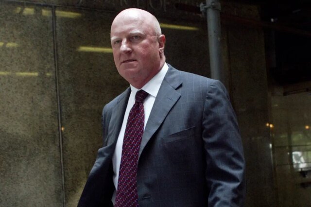 La società è scioccata quando un ex detenuto della MAGA organizza una festa di compleanno strabiliante nel famoso complesso di Kennedy
