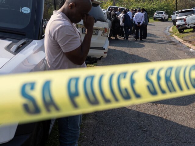 Almeno 17 morti in una sparatoria in Sud Africa, la polizia dà la caccia a otto sospetti Almeno 17 morti in una sparatoria in Sud Africa, la polizia dà la caccia a otto sospetti