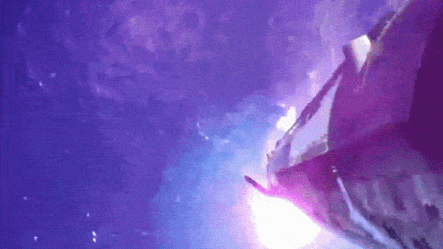 Ammaraggio infuocato per l’astronave di SpaceX mentre il volo orbitale viene interrotto