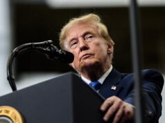 Sondaggio: l’indice di approvazione di Trump scende a un nuovo minimo mentre si avvicinano le elezioni di medio termine
