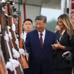 “Partner, non rivali”: Xi Jinping atterra a Washington con Trump in attesa sulla pista