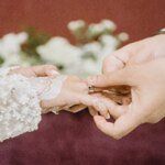 Si dice che la vita di Weton sia cambiata per diventare più prospera dopo il matrimonio, e arrivò anche la buona fortuna