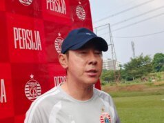 Video virale del direttore tecnologico di Java United, Achmad Resal, che presumibilmente dice “Sei un immigrato” a Shin Tae Yong