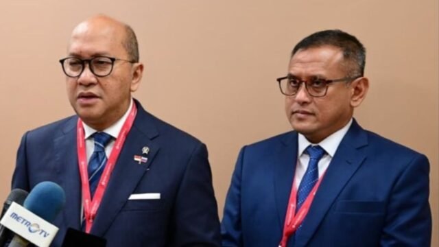6a9a4f0aa4b29-ceo-danantara-rosan-roeslani-kiri-direktur-utama-pupuk-indonesia-rahmad-pribadi-kanan.jpeg