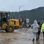Il Ministero dei Lavori Pubblici utilizza attrezzature pesanti per ripristinare le strade nazionali colpite da inondazioni improvvise a Solok