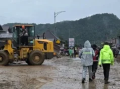 Il Ministero dei Lavori Pubblici utilizza attrezzature pesanti per ripristinare le strade nazionali colpite da inondazioni improvvise a Solok