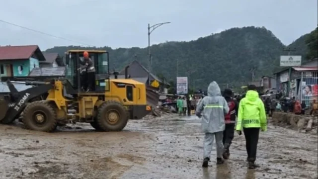 Il Ministero dei Lavori Pubblici utilizza attrezzature pesanti per ripristinare le strade nazionali colpite da inondazioni improvvise a Solok