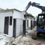 Momento in cui attrezzature pesanti smantellano 10 edifici di lusso nella prigione di Cibinong